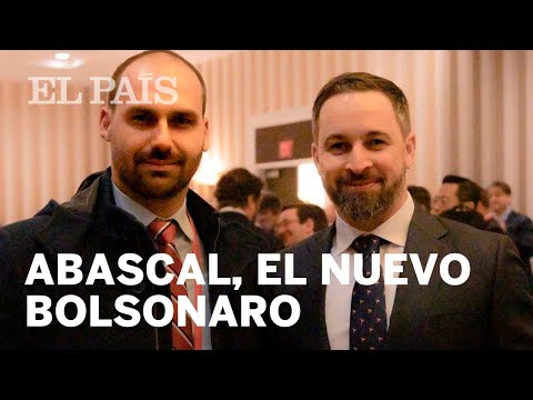 El hijo del presidente ultraderechista brasileño Bolsonaro presenta a Abascal como su homólogo en...