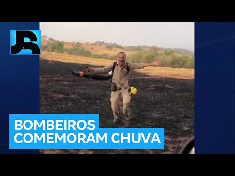 Bombeiros comemoram volta da chuva em Goiás depois de cinco meses