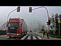 Ciarwk na czerwonym przed nosem czekajcych na przejcie dzieci