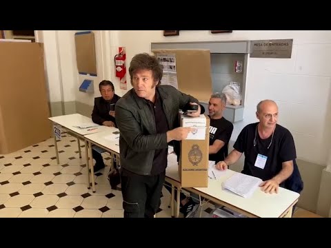 Milei acude a votar en la segunda vuelta de las elecciones presidenciales argentinas