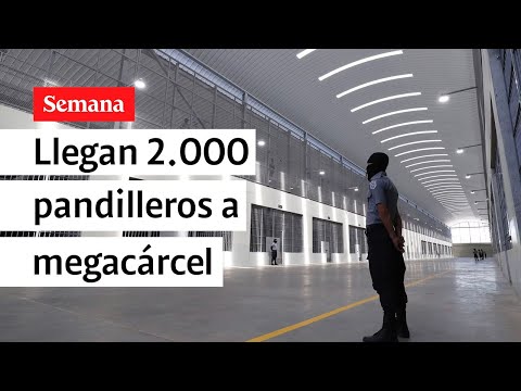 El traslado de 2.000 pandilleros a la megacárcel de El Salvador, donde cobran por la comida