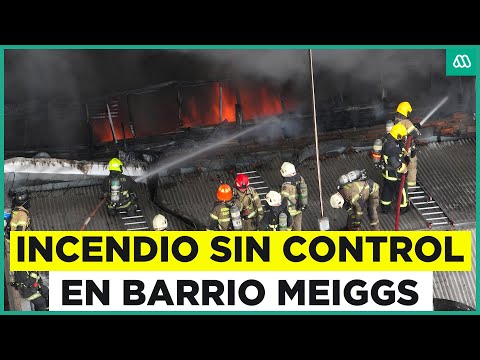 Descontrolado incendio en Barrio Meiggs: Más de 300 bomberos trabajan en la emergencia