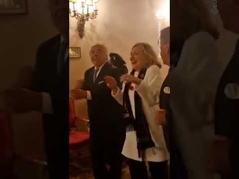 Hillary Clinton baila La Macarena junto con Los del Río en una fiesta en #sevilla #macarena #viral