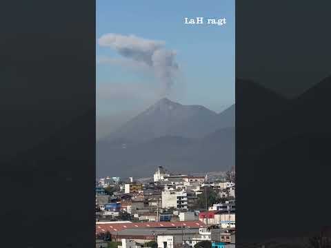 Volcán de Fuego entra en actividad mientras Volcán de Agua se incendia