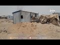مشاهد من مكان سقوط الصاروخ الحوثي الذي استهدف مخيم للنازحين بضواحي مدينة مأرب