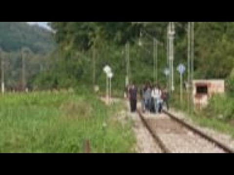 Migrants try to flee Bosnian-Croat border