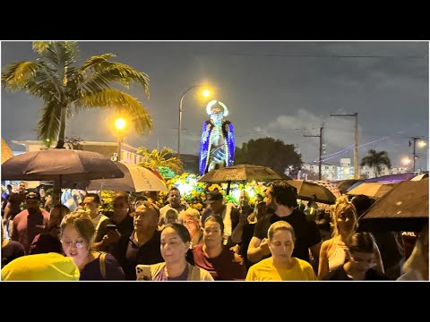 Cubanos realizan procesión de San Lázaro por las calles de Hialeah