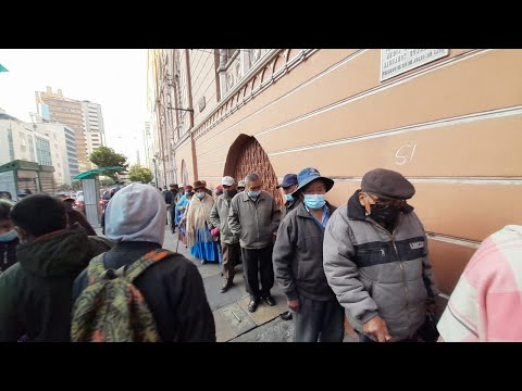 Jubilados hacen filas madrugadoras en La Paz