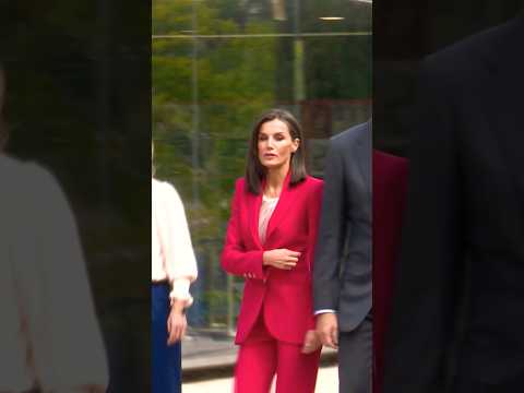La reina Letizia vuelve al traje rojo y a subirse a los tacones