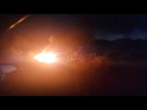 Feroz incendio consumió un vehículo en Ceibas