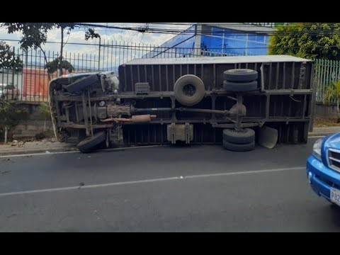 Camión volcado en el bulevar principal de Ciudad San Cristóbal