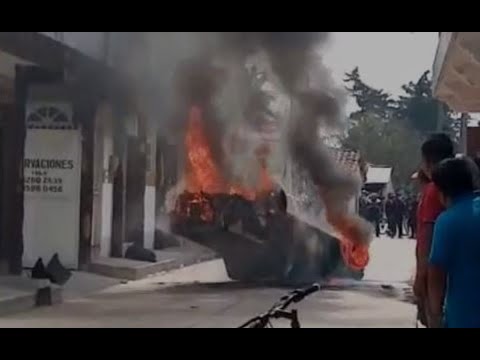 Momento en que se incendió un vehículo en San Antonio Ilotenango