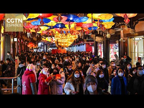 Ambiente festivo a lo largo de China con celebraciones que incluyen faroles, juegos y artesanías