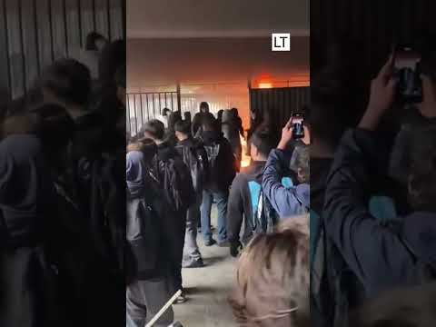 Grupo de estudiantes quema acceso al Instituto Nacional para intentar salir del establecimiento