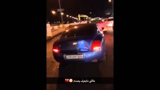 فيديو : شاب يصدم بنتلي وفيراري معاً