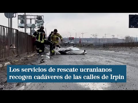 Equipos de rescate ucranianos recogen cuerpos de la calle en Irpin