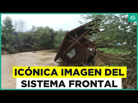 La icónica imagen del sistema frontal: Casa queda “colgando” al borde de estero