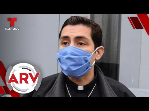 Sacerdote bendice a pacientes con síntomas de COVID-19 en hospital | Al Rojo Vivo | Telemundo