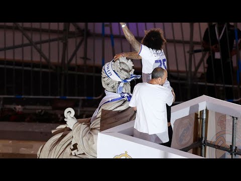 Marcelo le pone la bandera del Real Madrid a la Cibeles en la celebración por La Liga