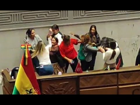 Bolivia: Legisladoras se agarran a golpes y empujones en el parlamento