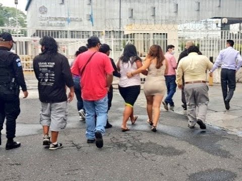 13 guatemaltecos detenidos por estar en abarrotería en zona 1 durante toque de queda