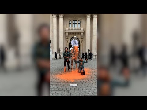 Activistas lanzan pintura a una escultura del estadounidense Charles Ray en París
