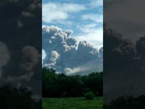 Volcán San Cristobal expulsa gases y cenizas en Chinandega Nicaragua