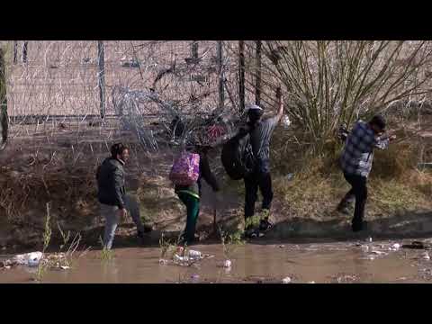 Aumentan riesgos para migrantes en la frontera con EE.UU. por descarga de agua en el río Bravo