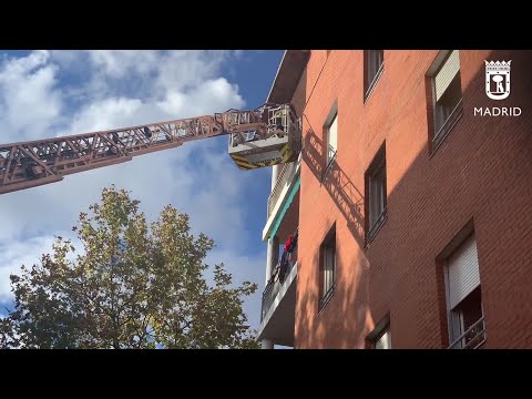 Muere un hombre y rescatan a tres vecinos en un edificio ardiendo en Madrid