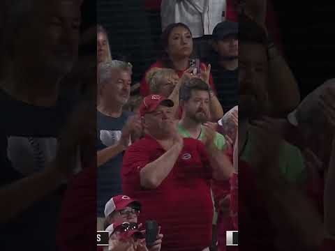 Nick Martinez exits to a rousing ovation after carrying a no-hit bid into the 9th inning