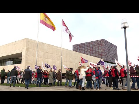 Centenares de personas rodean las Cortes de CyL en protesta por los recortes de los presupues