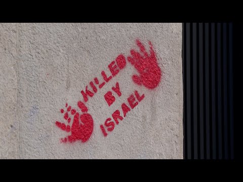 Manifestantes propalestina tiran pintura a comercios en el centro de Barcelona