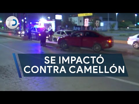 Auto se impactó en camellón; conducía en sentido contrario