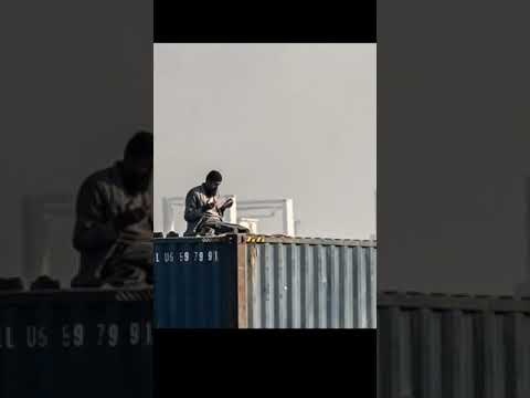 چلی ہے رسم کے کوئی نہ سر اٹھا کے چلے