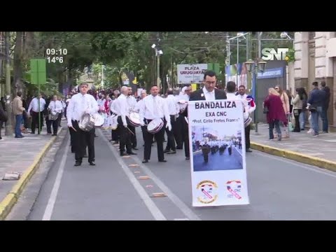 Desfile estudiantil sobre Palma en honor a la fundación de Asunción