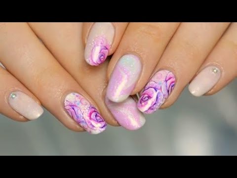 Nail art water marble roses