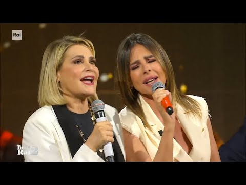 Paola Perego e Simona Ventura cantano "Acqua e sale" - BellaRai2 del 30/05/2024