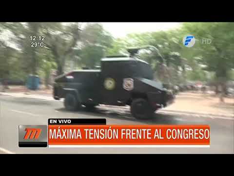 Incidentes entre indígenas y policías frente al Congreso Nacional