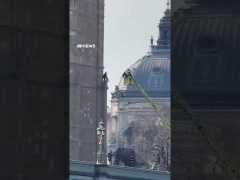 Homem com bandeira da Palestina escala a torre do Big Ben, em Londres