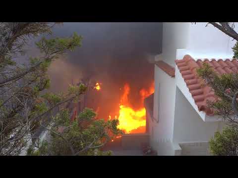 Το καταστροφικό έργο της πυρκαγιάς σε σπίτι στο Πανόραμα Σαρωνίδας