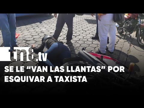 Se le «van las llantas» a motociclista por esquivar a un taxista en Managua - Nicaragua