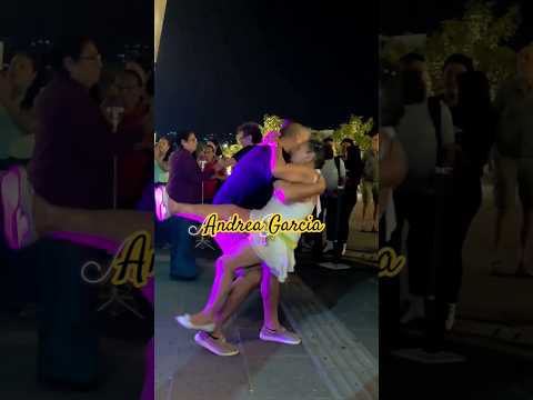 Yajaira casi sale volando con el chico bombón #PlazaLibertad #viral #shorts #paraty
