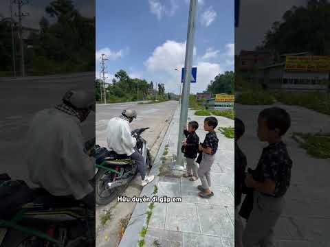 Phát bánh kẹo cho các em #funny #thieunhivuinhon #vuichoicungcon #giadinh #travel