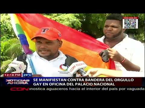 Se manifiestan contra bandera del orgullo gay en oficina del Palacio Nacional