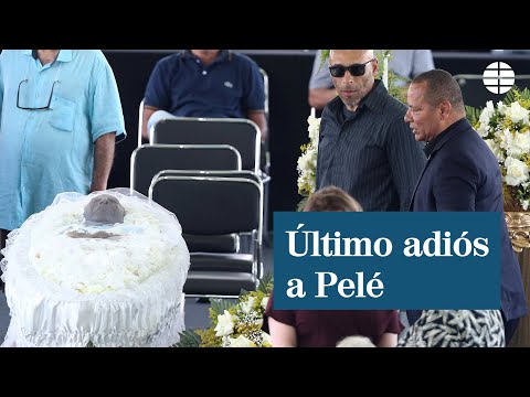 Cientos de personas despiden a Pelé en un velatorio público en el estadio Vila Belmiro de Santos