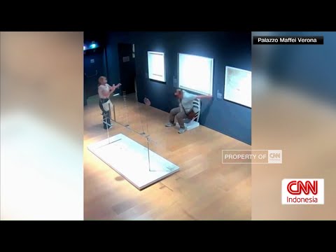 Turis Rusak Kursi Kristal Van Gogh Saat Berfoto