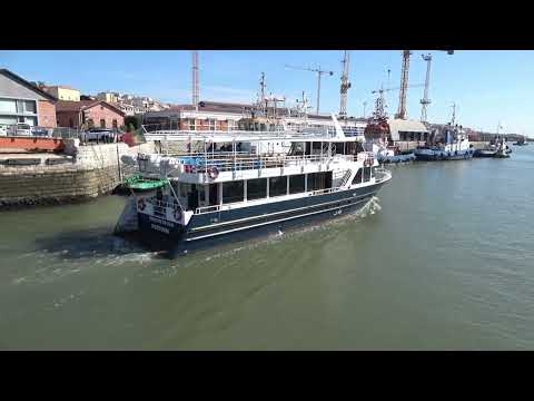 Unique Sight: Bridge Motion for Boat Principe do Tejo to Sail By