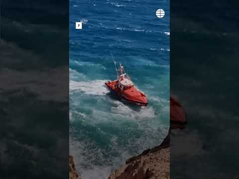 Heroico rescate de tres menores engullidos por el mar en Almería #Rescate #Mar #Almería