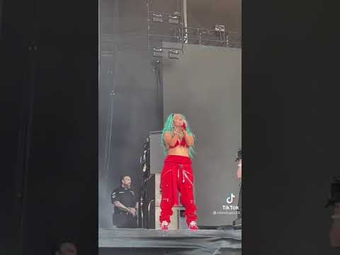 Karol G Canta en Vivo Como la Flor de Selena#shorts #tiktok #bichotakarolg #karolg