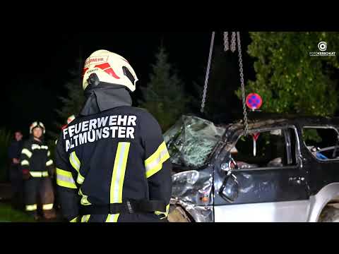 Personenrettung nach Pkw-Absturz über Böschung in Traunkirchen